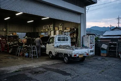 整備工場で自動車を点検・整備している様子