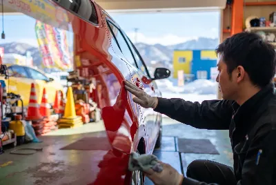 自動車の板金・塗装作業をしている様子