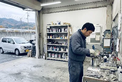 自動車の板金・塗装作業をしている様子