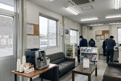 自動車販売店のショールーム・店内の様子