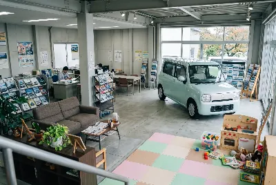 自動車販売店のショールーム・店内の様子