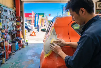 自動車の板金・塗装作業をしている様子