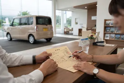 中古車の販売・買取をしている様子