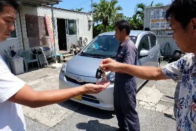 カーリースの契約・引き渡しをしている様子