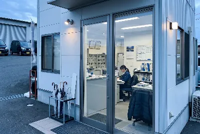 自動車整備工場・販売店の事務所で事務作業をしている様子