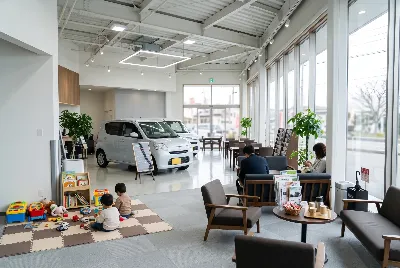 自動車販売店のショールーム・店内の様子