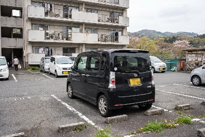 カーリースの契約・引き渡しをしている様子