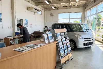 自動車販売店のショールーム・店内の様子