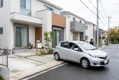 カーリースの契約・引き渡しをしている様子