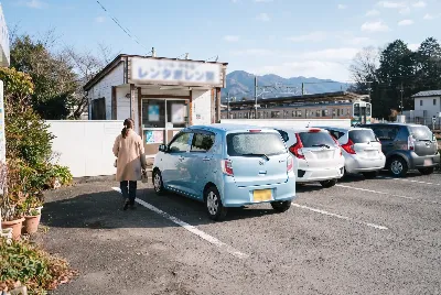 レンタカーの受付・貸出をしている様子