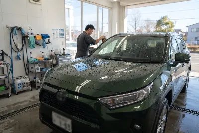 自動車のコーティング・洗車をしている様子