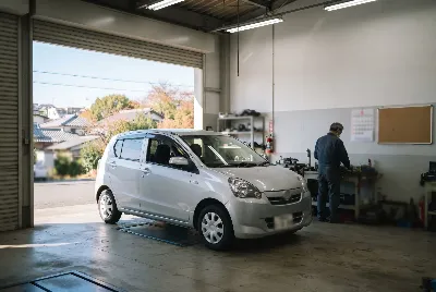 整備工場で自動車を点検・整備している様子