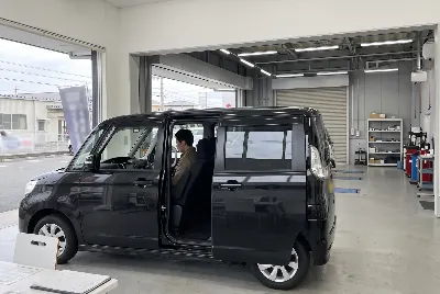 中古車の販売・買取をしている様子