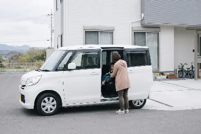 カーリースの契約・引き渡しをしている様子