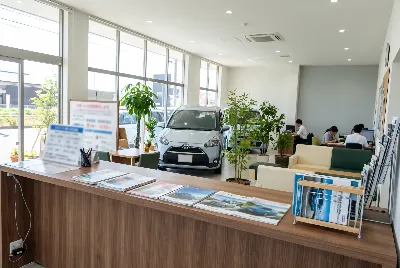 自動車販売店のショールーム・店内の様子