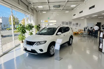 自動車販売店のショールーム・店内の様子