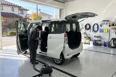 自動車のコーティング・洗車をしている様子