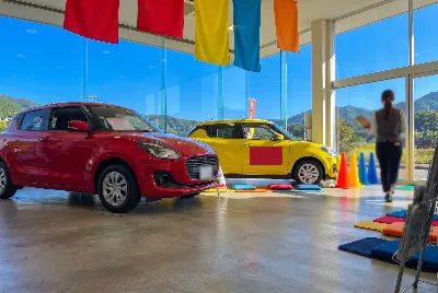 中古車の販売・買取をしている様子