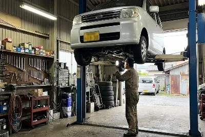 整備工場で自動車を点検・整備している様子