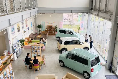 自動車販売店のショールーム・店内の様子