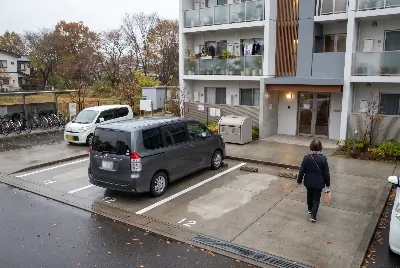 カーリースの契約・引き渡しをしている様子