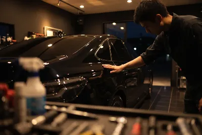 自動車の板金・塗装作業をしている様子