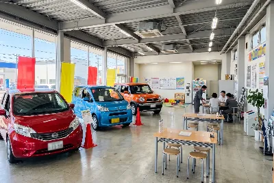 自動車販売店のショールーム・店内の様子