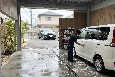 自動車のコーティング・洗車をしている様子
