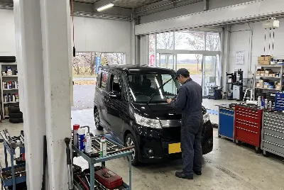 整備工場で自動車を点検・整備している様子
