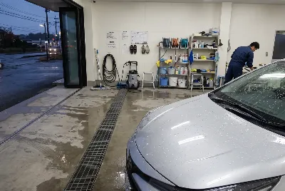 自動車のコーティング・洗車をしている様子