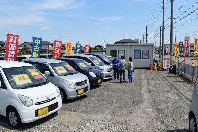 中古車の販売・買取をしている様子