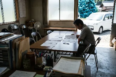 カーリースの契約・引き渡しをしている様子