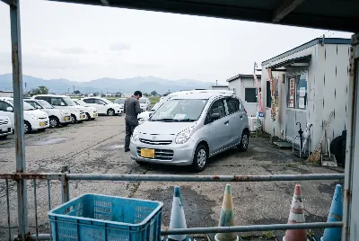 レンタカーの受付・貸出をしている様子