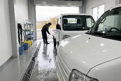 自動車のコーティング・洗車をしている様子