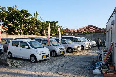 中古車の販売・買取をしている様子