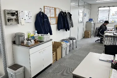 自動車整備工場・販売店の事務所で事務作業をしている様子