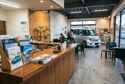 自動車販売店のショールーム・店内の様子