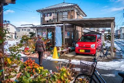 カーリースの契約・引き渡しをしている様子