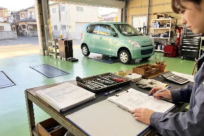 整備工場で自動車を点検・整備している様子