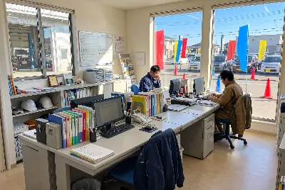 自動車整備工場・販売店の事務所で事務作業をしている様子