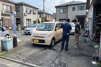 中古車の販売・買取をしている様子