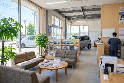 自動車販売店のショールーム・店内の様子