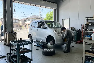 整備工場で自動車を点検・整備している様子