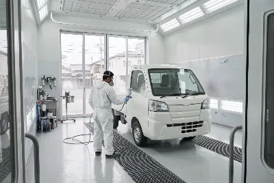 自動車の板金・塗装作業をしている様子