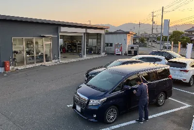 レンタカーの受付・貸出をしている様子