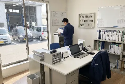 自動車整備工場・販売店の事務所で事務作業をしている様子