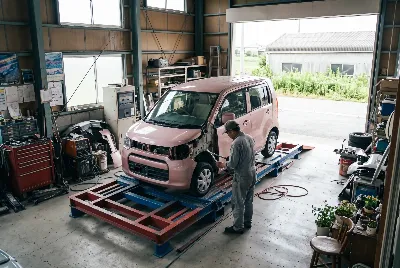 自動車の板金・塗装作業をしている様子