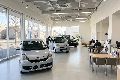 自動車販売店のショールーム・店内の様子