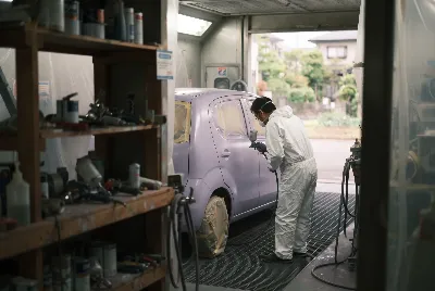 自動車の板金・塗装作業をしている様子