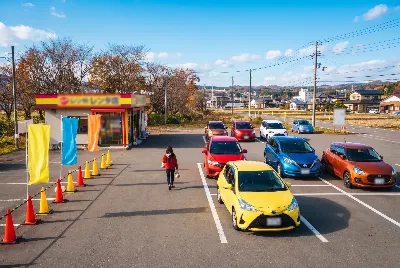 レンタカーの受付・貸出をしている様子